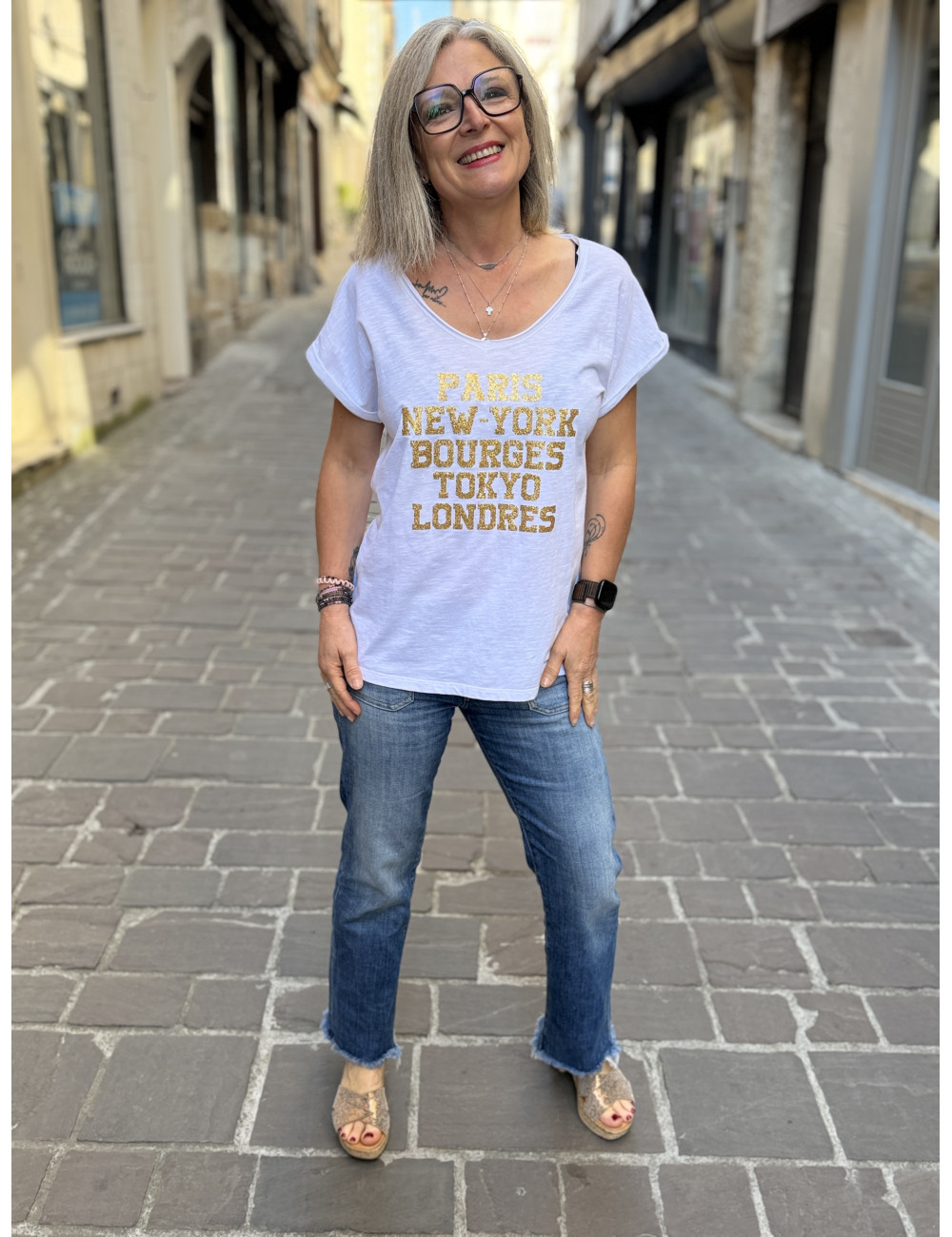 T shirt blanc/ paillettes or PARIS NEW YORK BOURGES TOKYO LONDRES