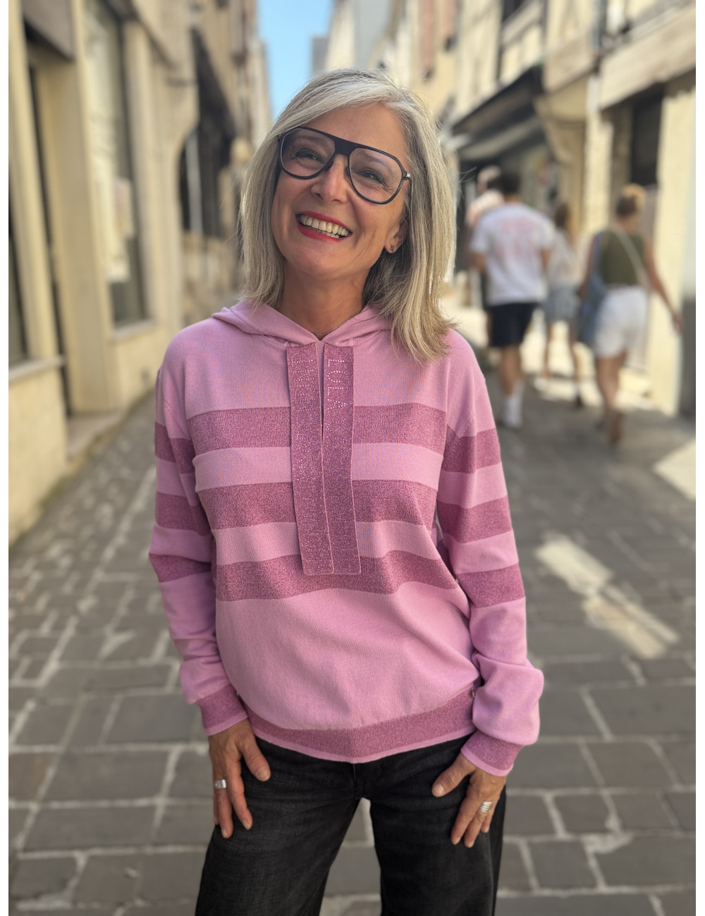 Pull rose à capuche Lola casademunt