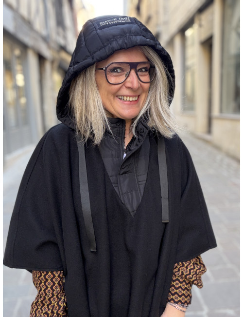 Cape noire Lola Casademunt