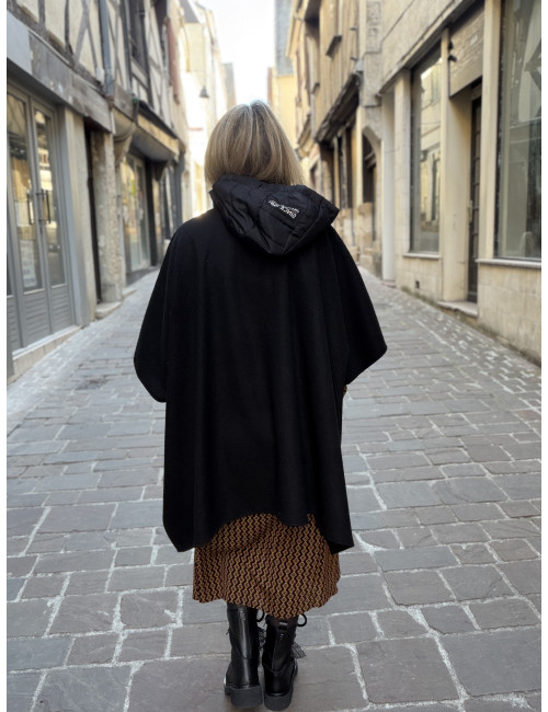 Cape noire Lola Casademunt